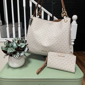 Michael Kors NWT Christina Large Triple Compartment Tote – Vanilla MK Signature